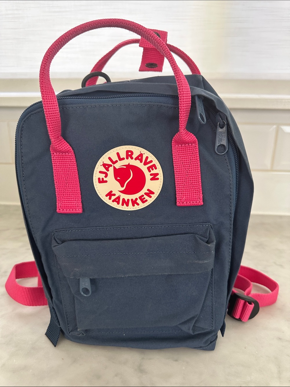 Kånken Mini Backpack - Navy with Pink Handles